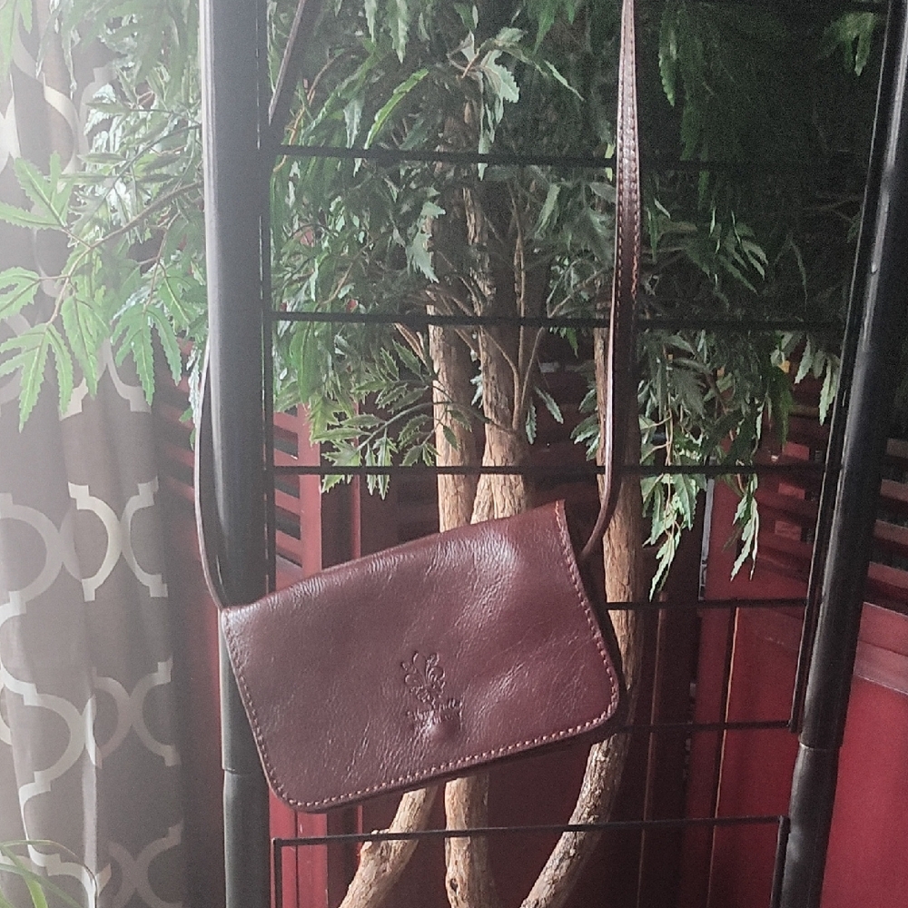 Vera Pello Crossbody